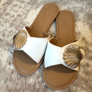 Universal Thread Shell Sandals White and Gold Women's Slide Sandals 🐚 size 6